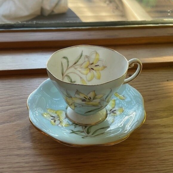 Vtg. FOLEY LILIUM REGALE TEA CUP & SAUCER Light Blue, Hand Painted Yellow Lily - Picture 1 of 12